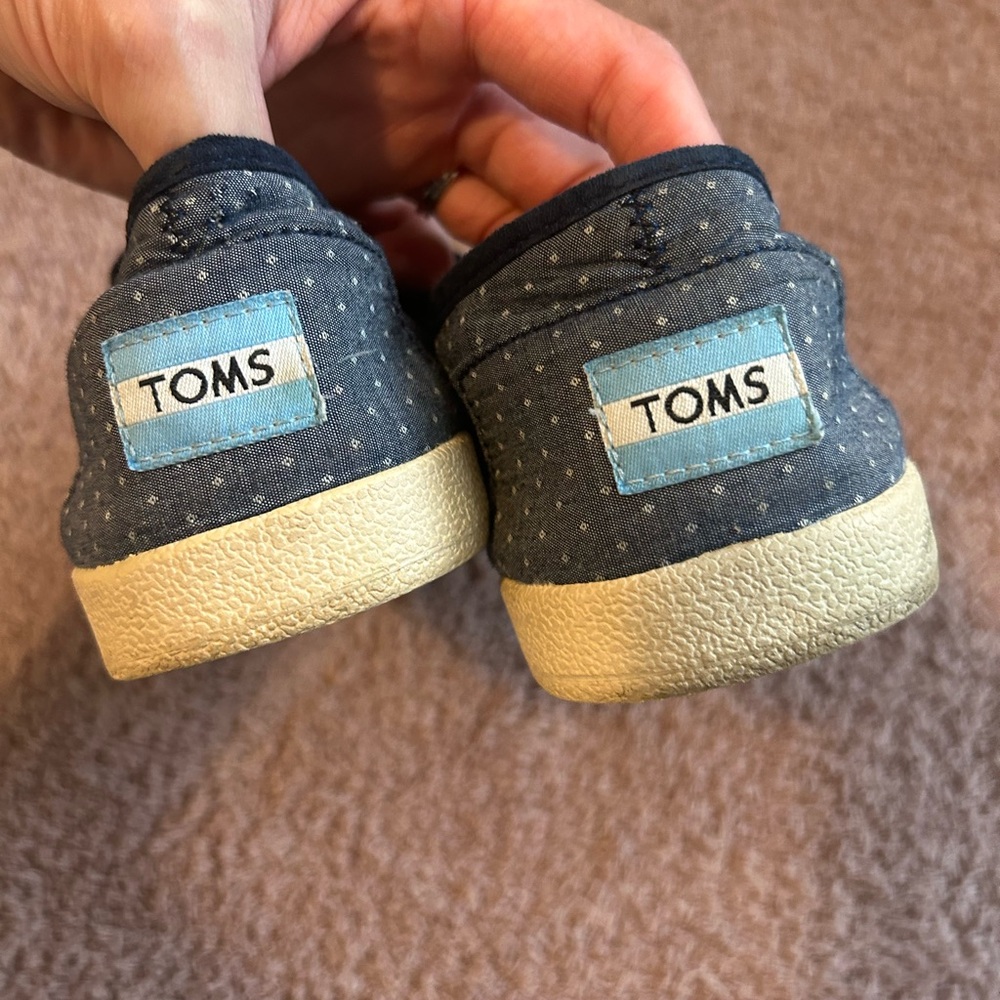 Tom’s shoes / blue and white polka dot size 9 w women’s shoes